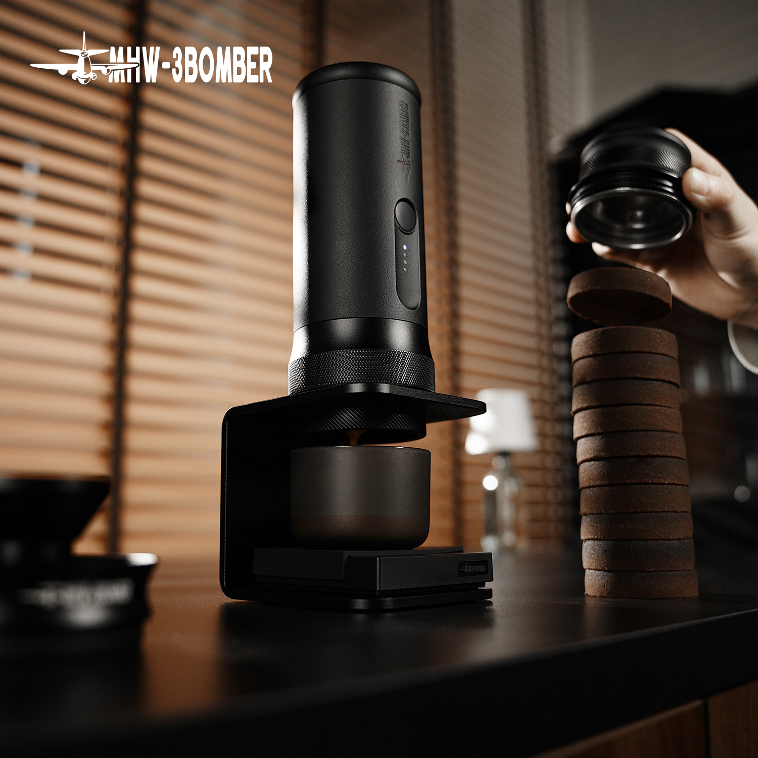 MHW-3BOMBER X-press58 Espresso - Travel Accessories Electronics のレビューと価格